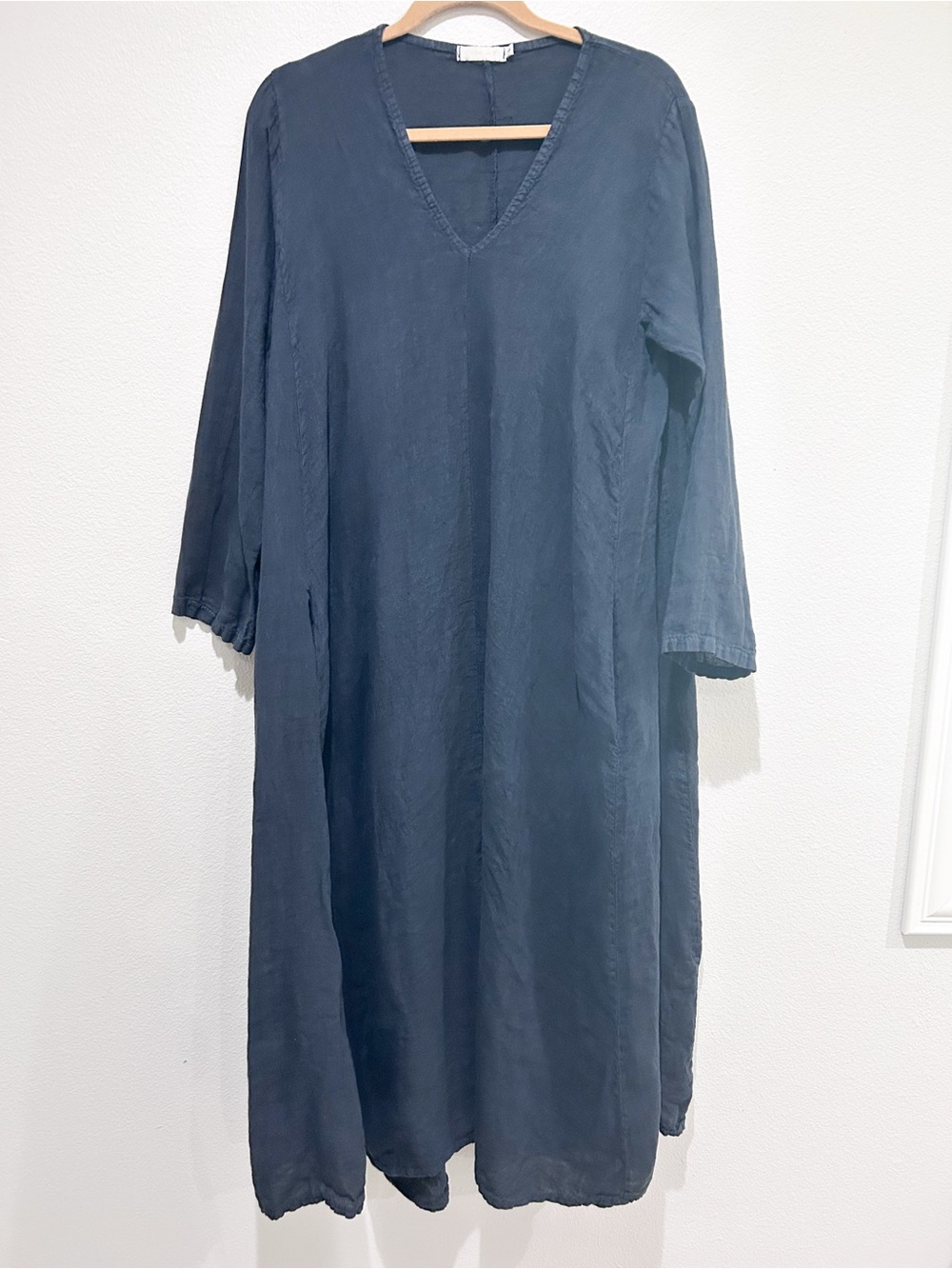 Milio-Milano linen V-Neck Long Sleeve Women's Dress in Deep Navy pockets